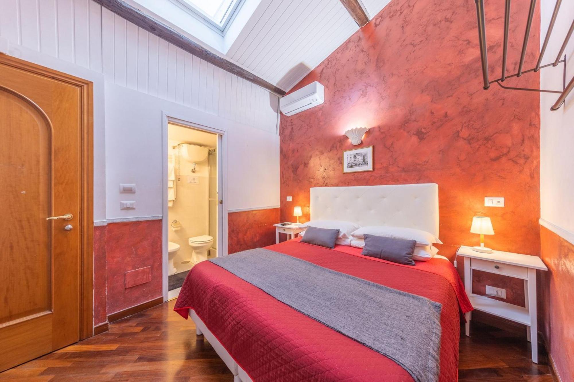 Room In Bb - Skylight Double Room In History House Рим Экстерьер фото