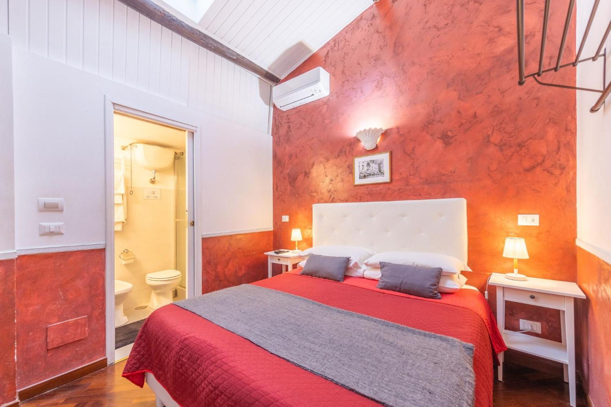 Room In Bb - Skylight Double Room In History House Рим Экстерьер фото